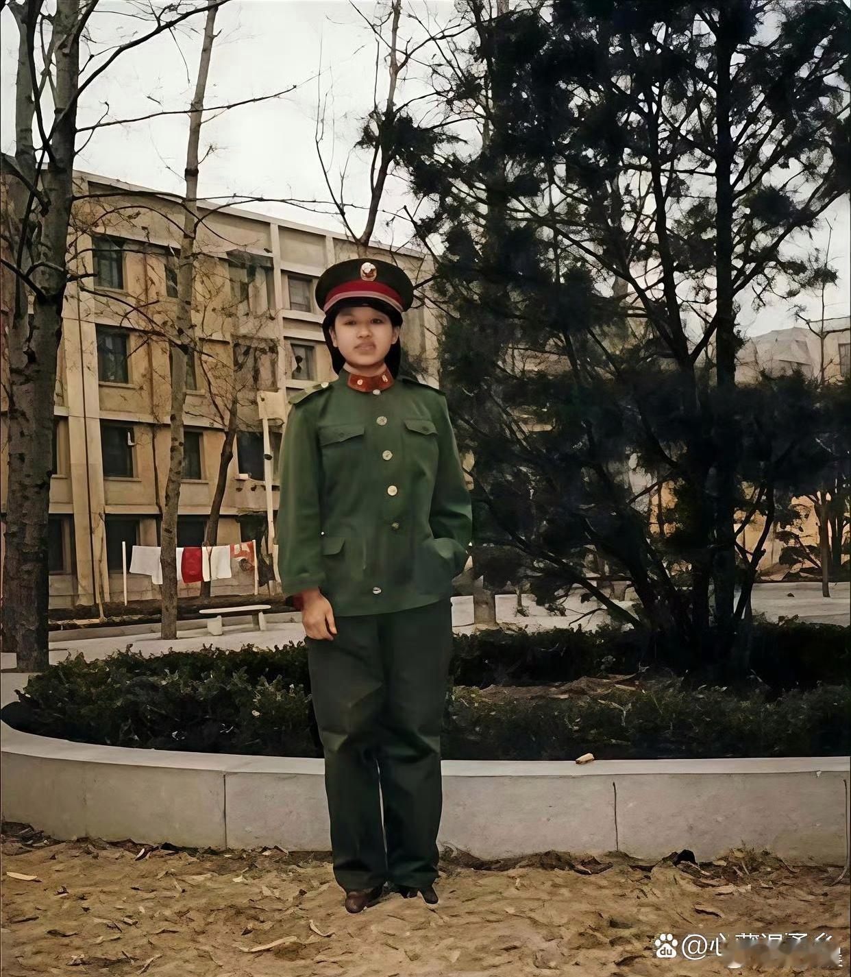 韩红自曝年轻时竟是校花！晒出的18岁旧照惊艳众人，颜值在线确实美翻了！