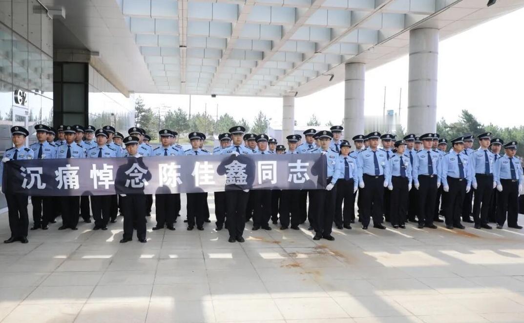 谁能想到一起跳楼求助警情，让包头年仅三十的女副所长陈佳鑫献出生命。她冒险翻窗救人