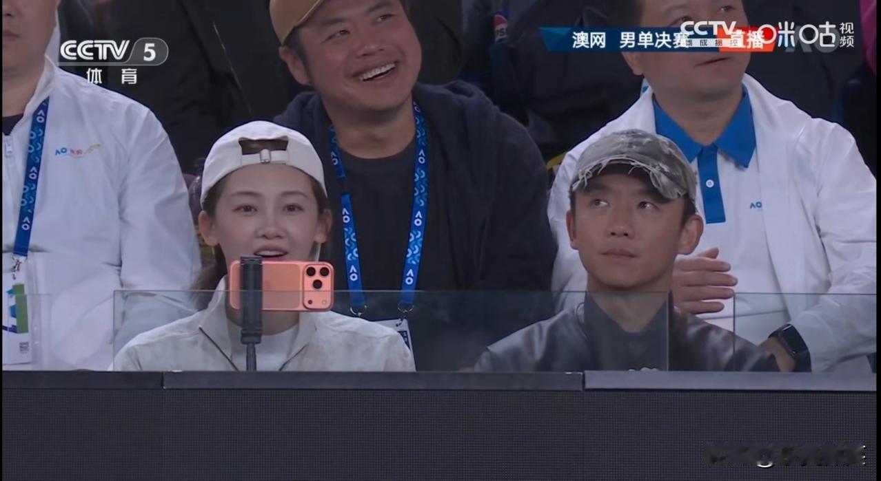 我们国内的一位年轻演员与妻子坐在澳网决赛现场近台观赛。这个位置的票价不菲吧。