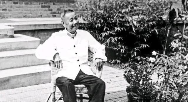 1977年经中央决定免去王宏坤的海军第二政委职务，1983年4月王宏坤按兵团级离