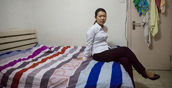 女子两年花费四十万租金租住大平层，退租搬离之后，房东提出要求，全屋家具必须更换全新，墙面也要整体重刷