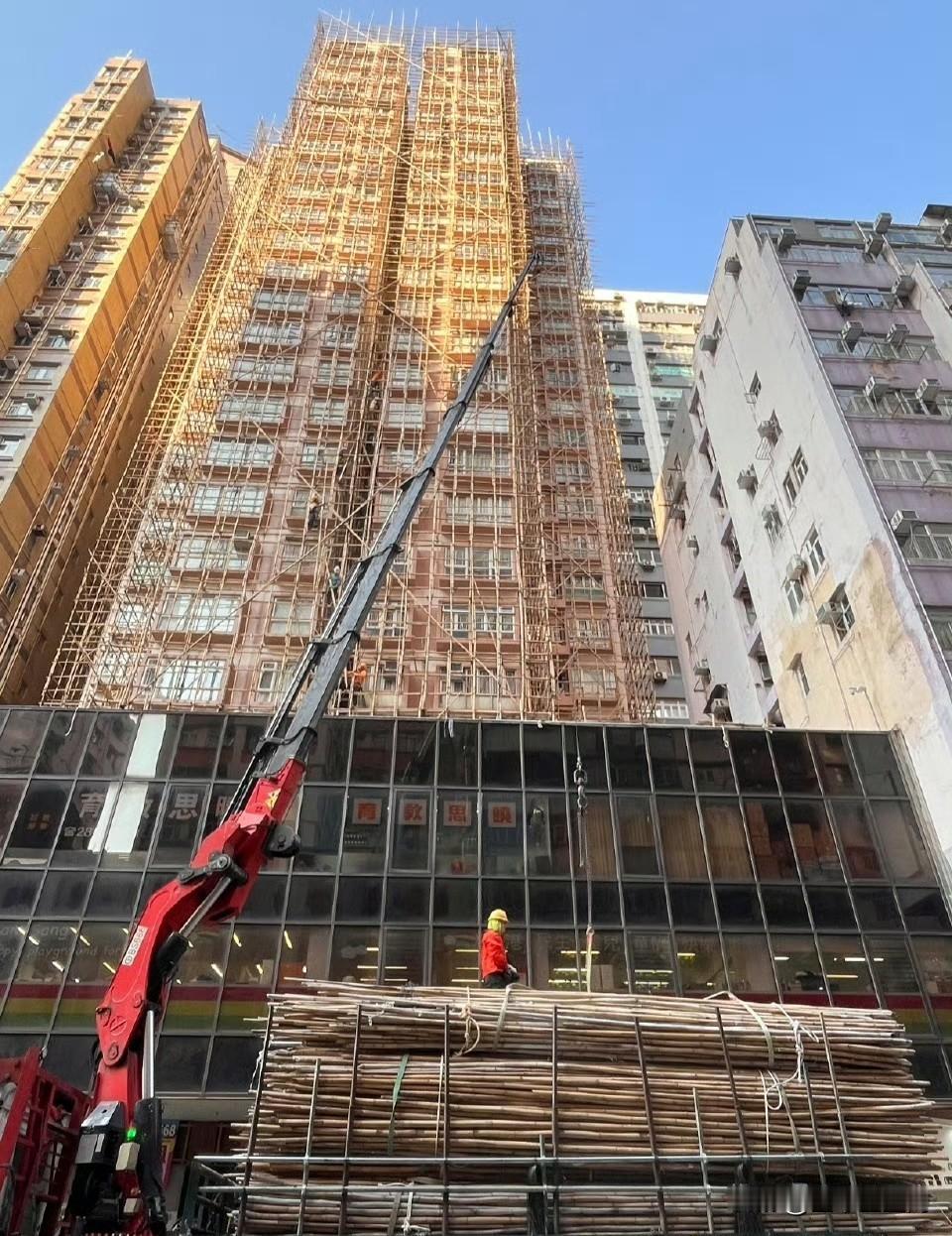 香港火灾香港那个大火，看外观搭的是竹架子。一直不太理解，香港这种竹子的脚手架，确