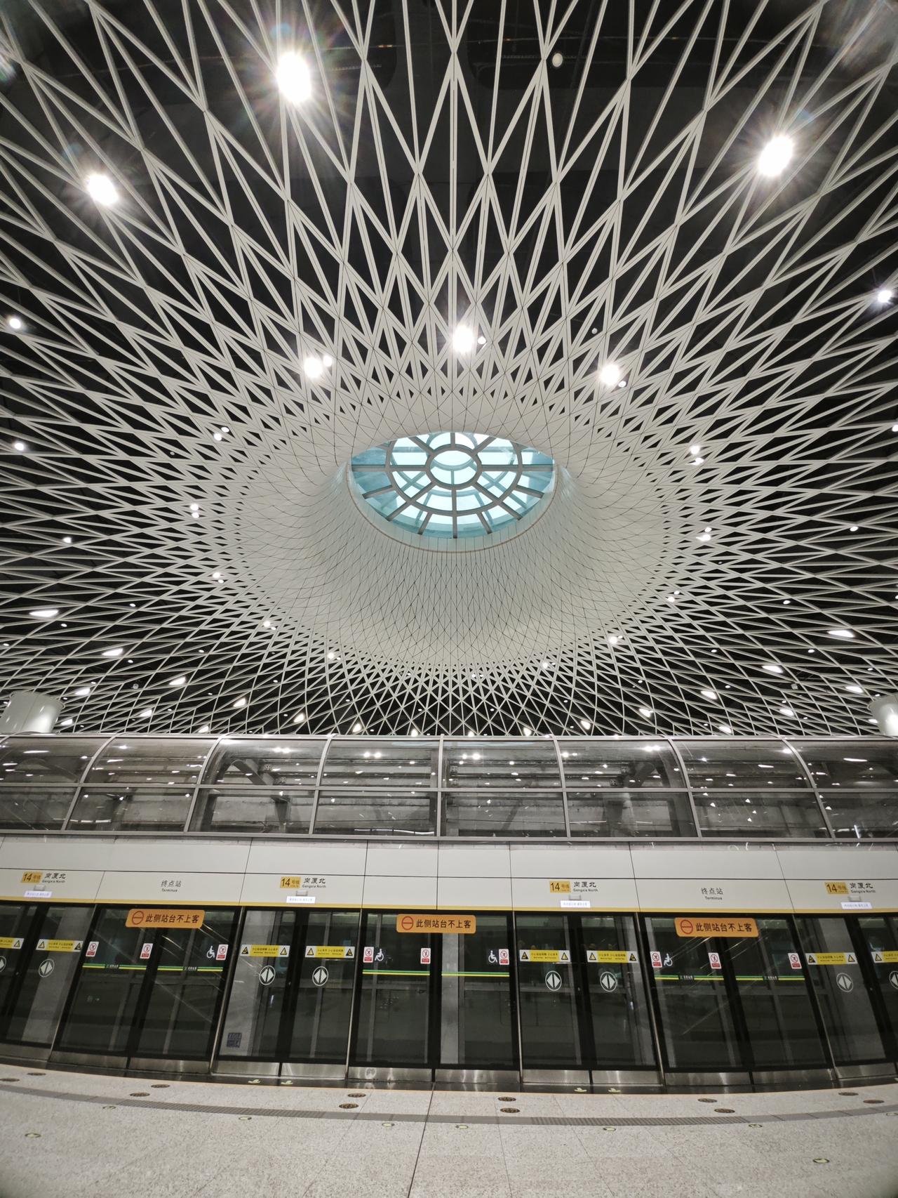 论设计感，深圳市福田区岗厦北地铁站真的是独一档的。第一次进入这个地铁站，一定会被