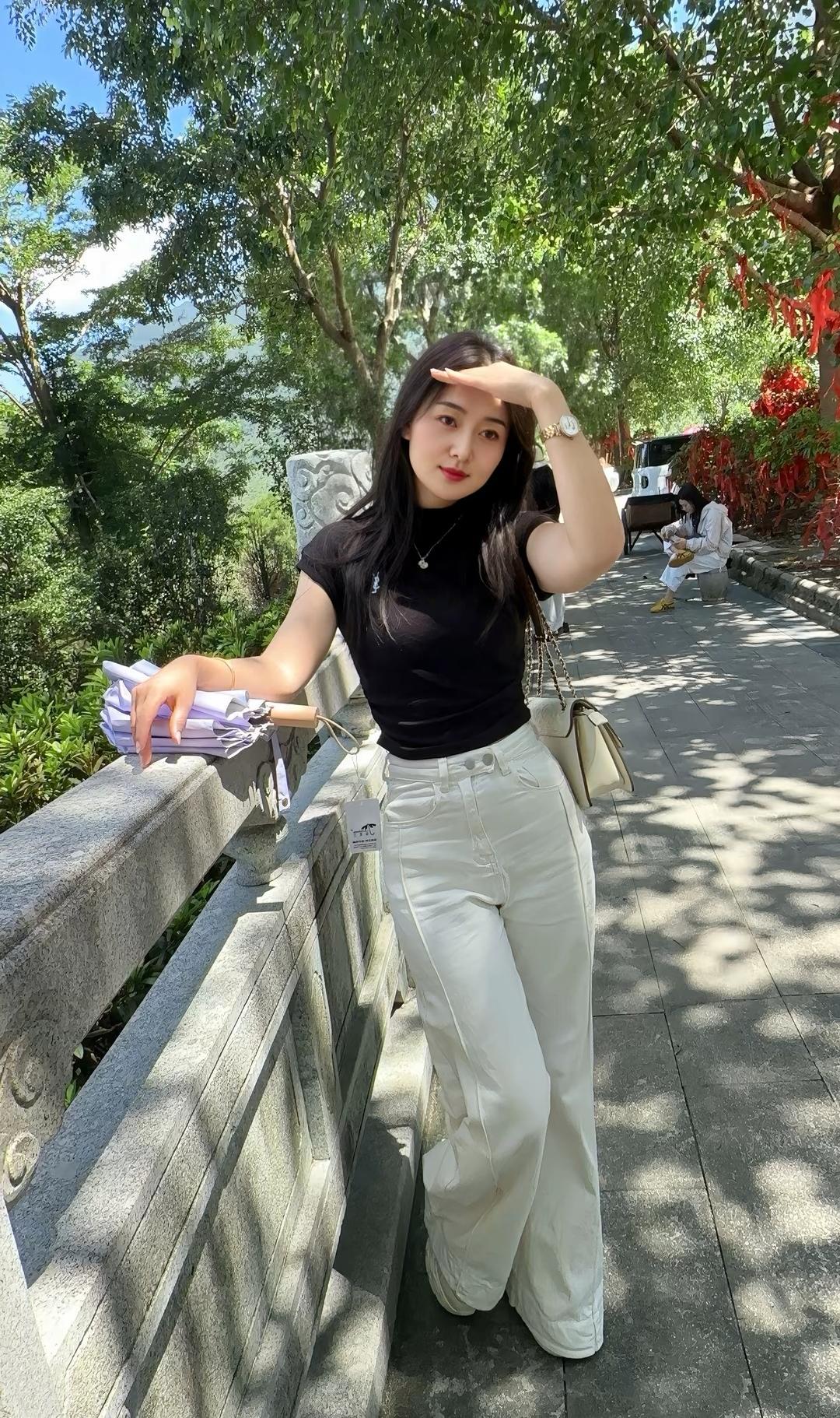 夏日清新穿搭，白色阔腿裤搭配黑色上衣，轻松自在，享受阳光下的美好时光。