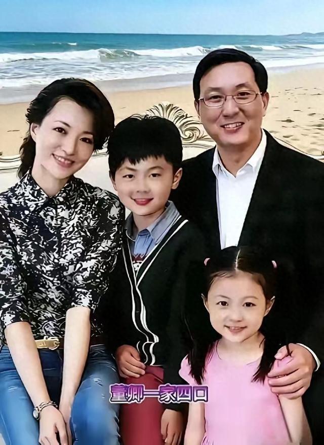 董卿罕见全家福曝光，才是真正拎得清的人生大赢家当年稳坐央视一姐位置，连登十