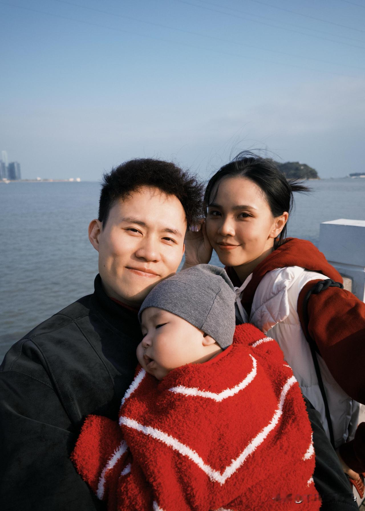 2月17日晚，谢思埸发文说：“2026这是我陪你过的第一个春节，也是你陪我重温的