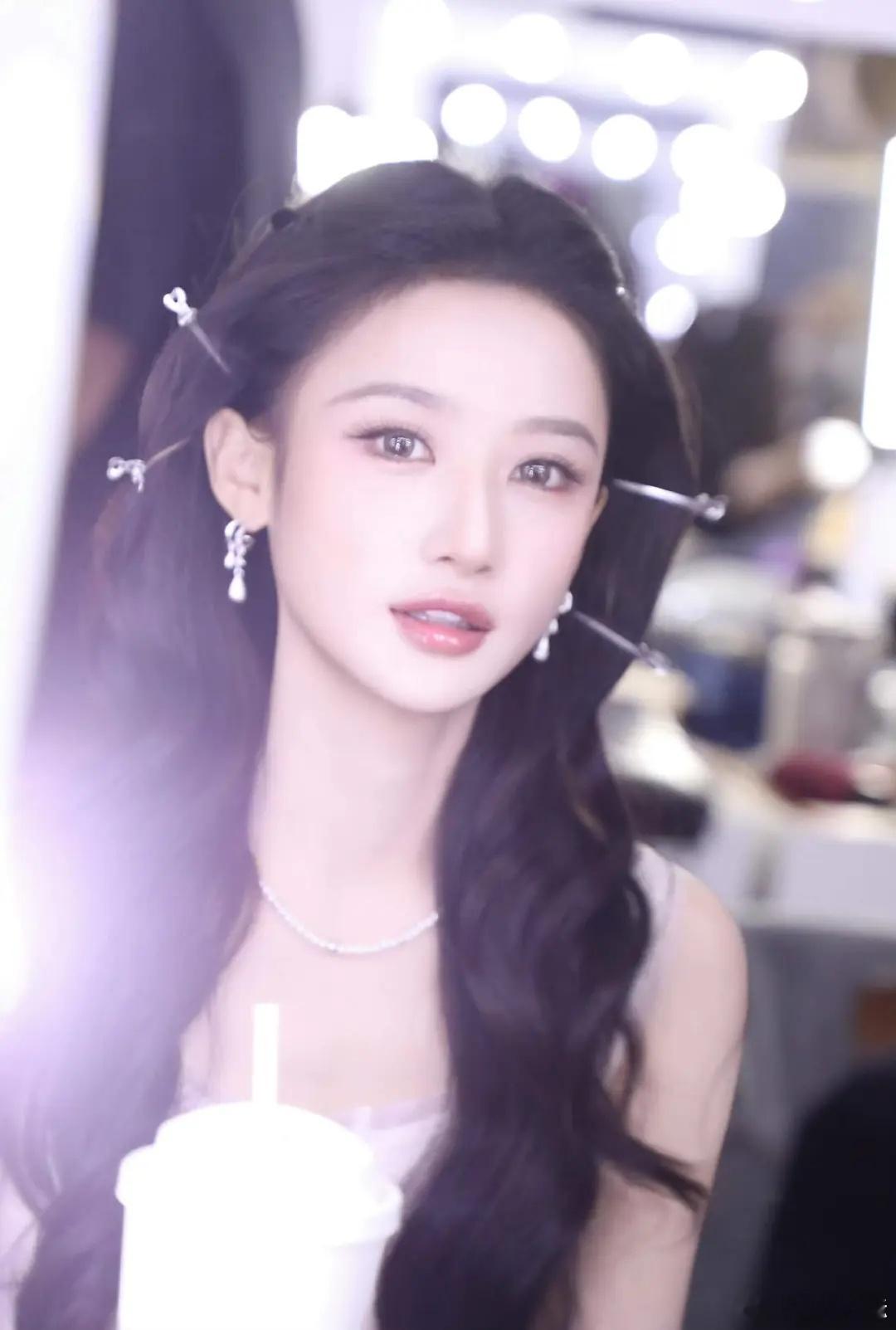 何宣林还是眉毛浓点好看，气色很足