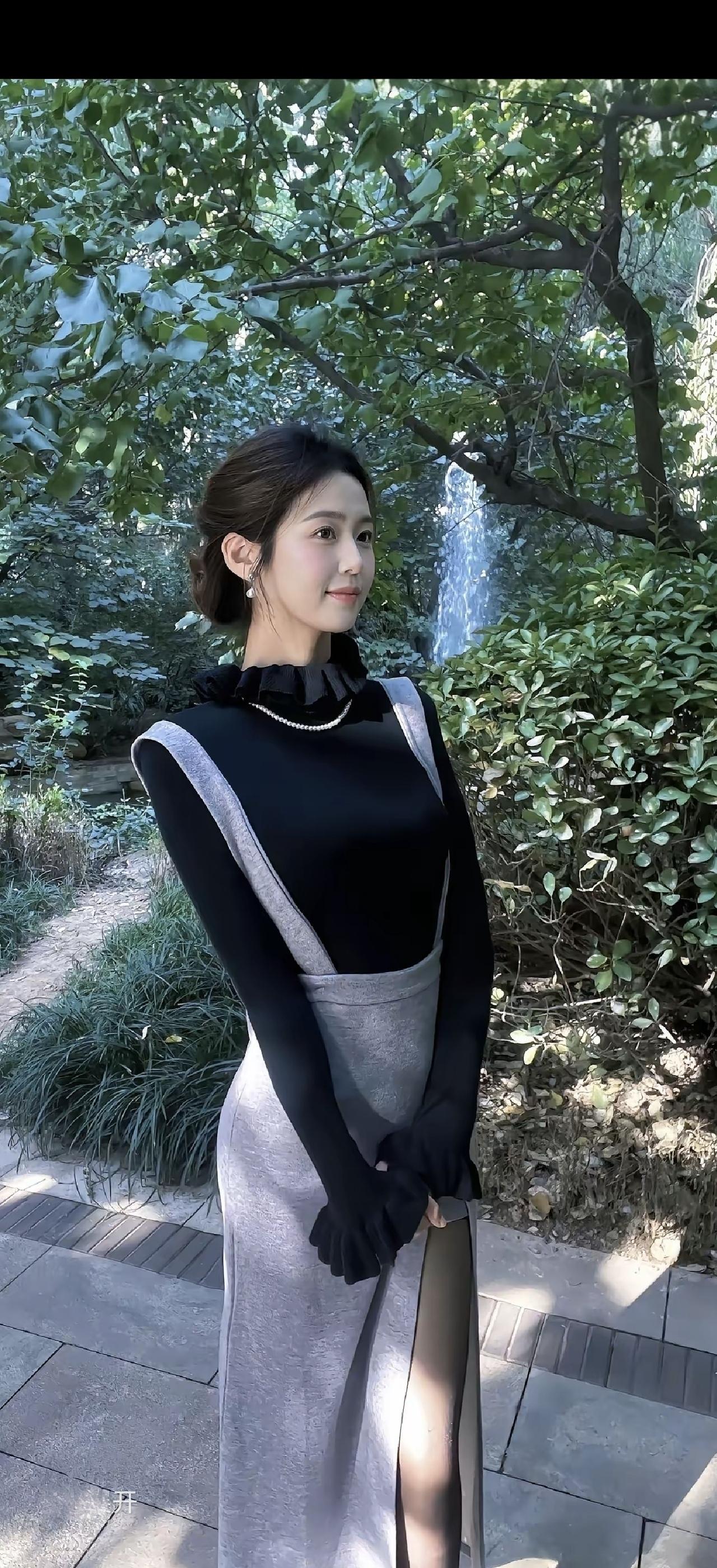 这姑娘站在公园里好优雅啊。
