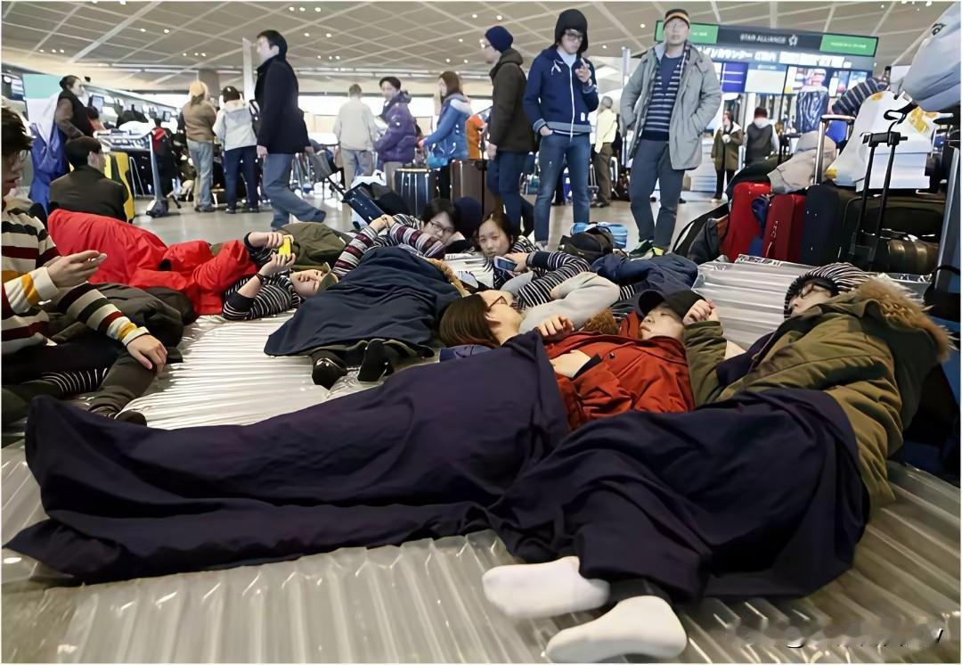 最近中国飞日本的航班突然取消不少，好多游客卡在日本回不来。有人说这活该，上海有个