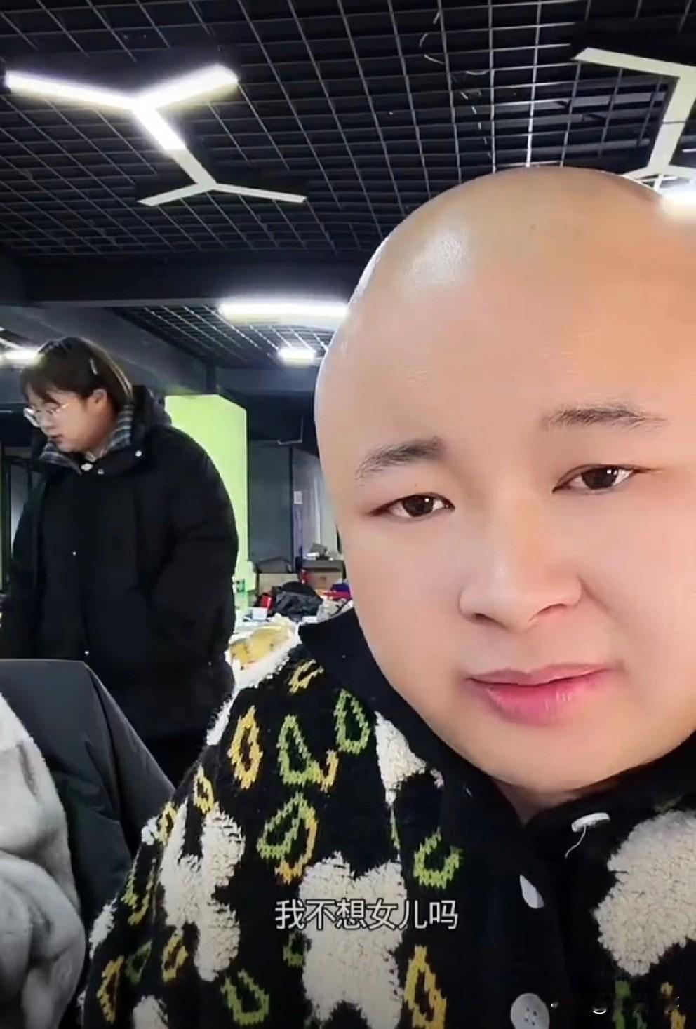 老狗说不要女儿了，趁她小直接把她亲爸的记忆给她抹掉，被粉丝怒怼无底线！