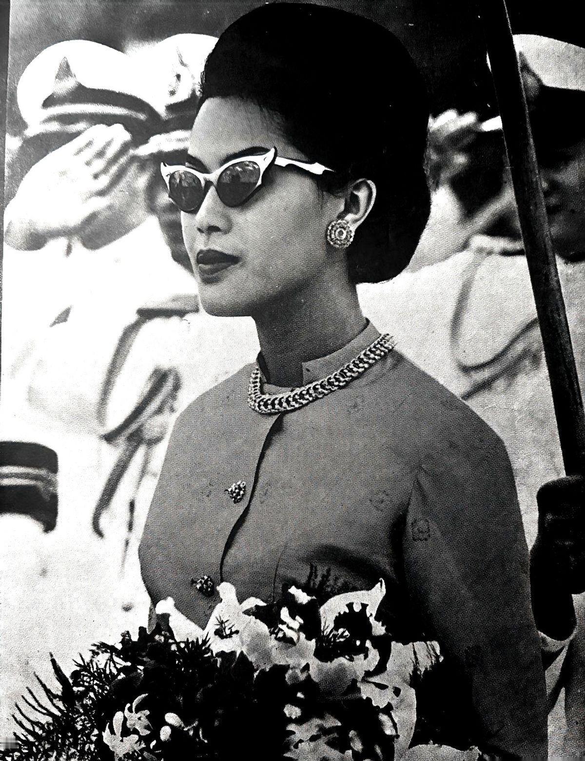 她穿的不是布，是国魂。泰丝一上身，全世界都安静了。别人秀奢侈，她秀的是奶奶手