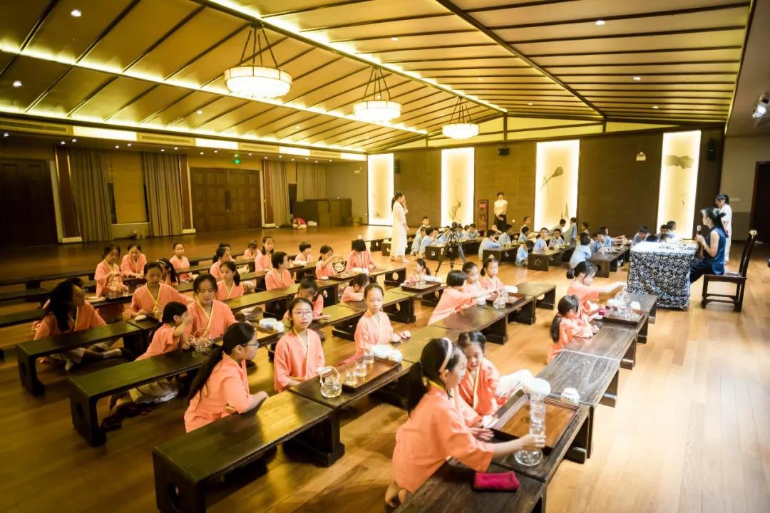 伪装撕破，真相曝光！8月16日，央视新闻发布通报，新昌“如是书院”创办人赖某明
