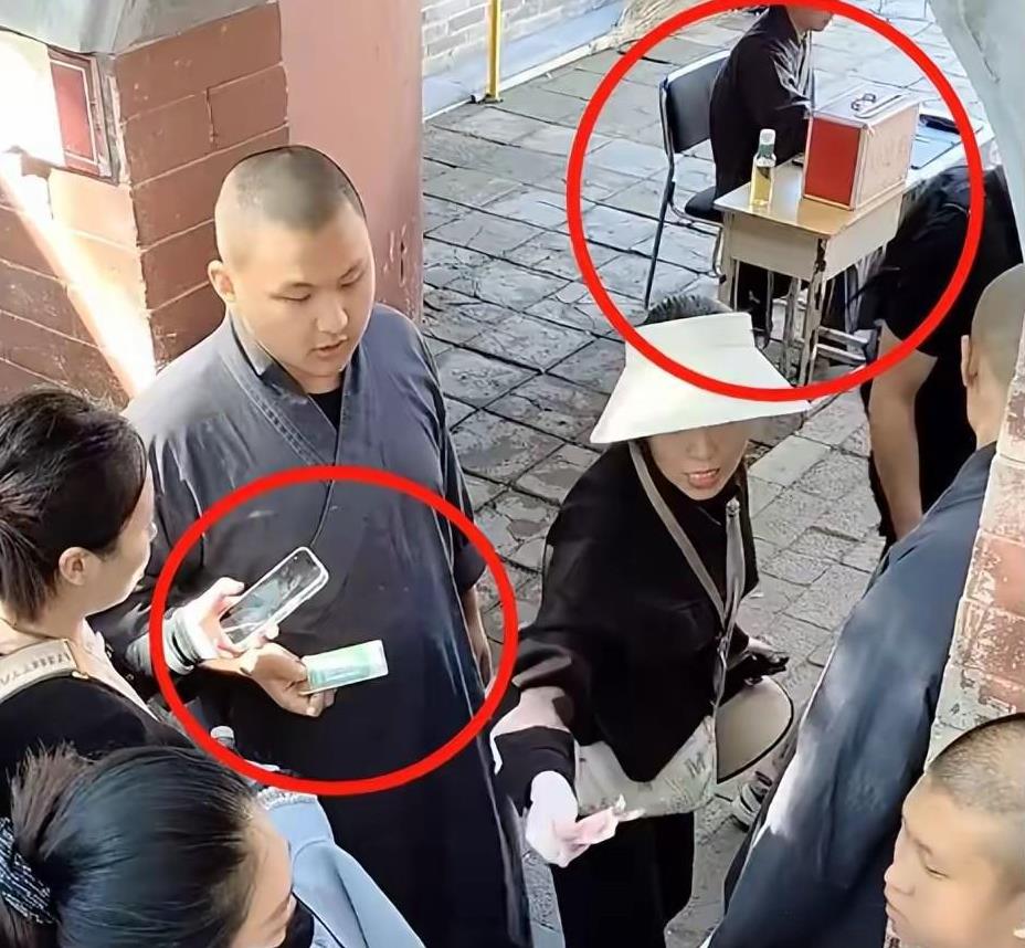 去少林寺有不少交警在查车！以前在门口周围的卖票和尚和劝人捐功德钱的骗子都不敢露