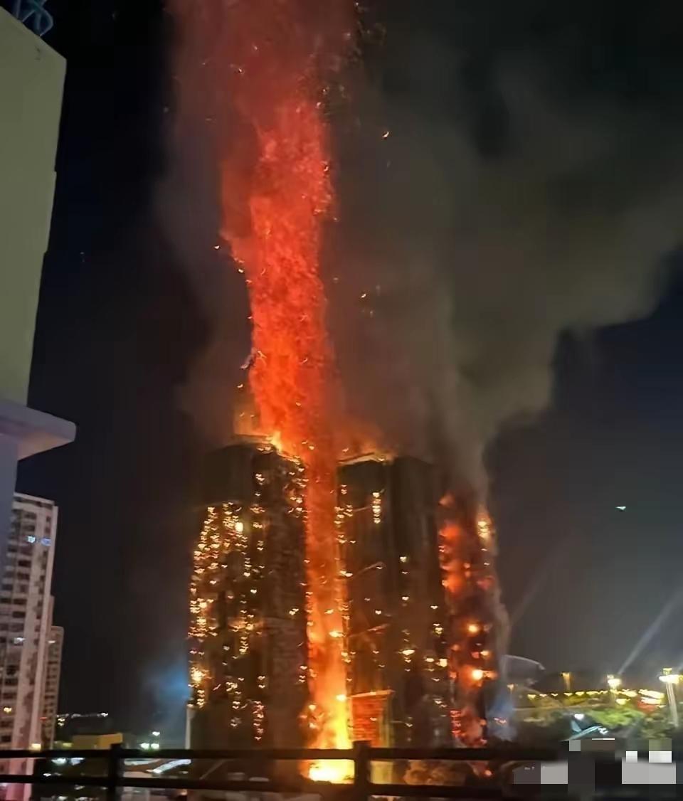 我闺蜜在香港上班，我赶紧打电话给她问问情况，我闺蜜说：今晚的香港人，注定是个