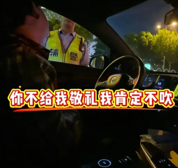7月10号长沙发布了一个视频，一个代驾行驶中被交警拦下查酒驾。在交警要求吹气