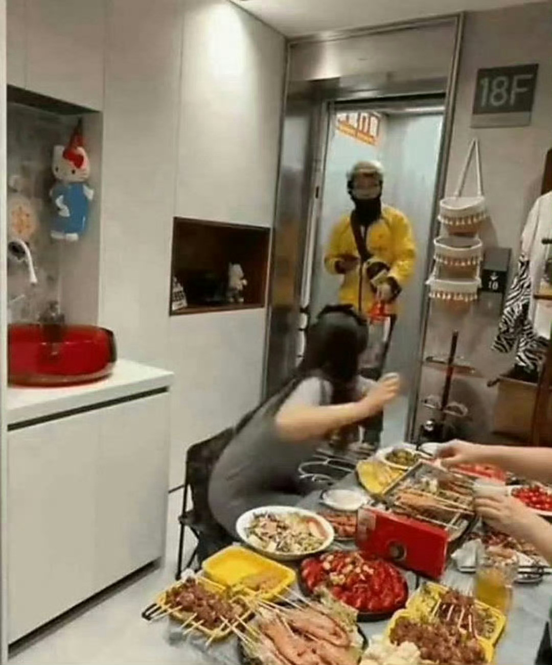 外卖小哥估计天都塌了是不是以为走错了