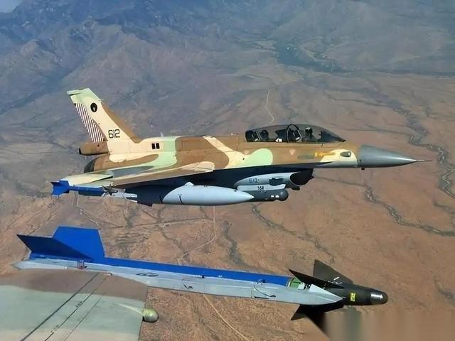 万万没想到，以色列战机在黎巴嫩南部精准扔下导弹，炸的不是武装分子，而是戴着醒目标