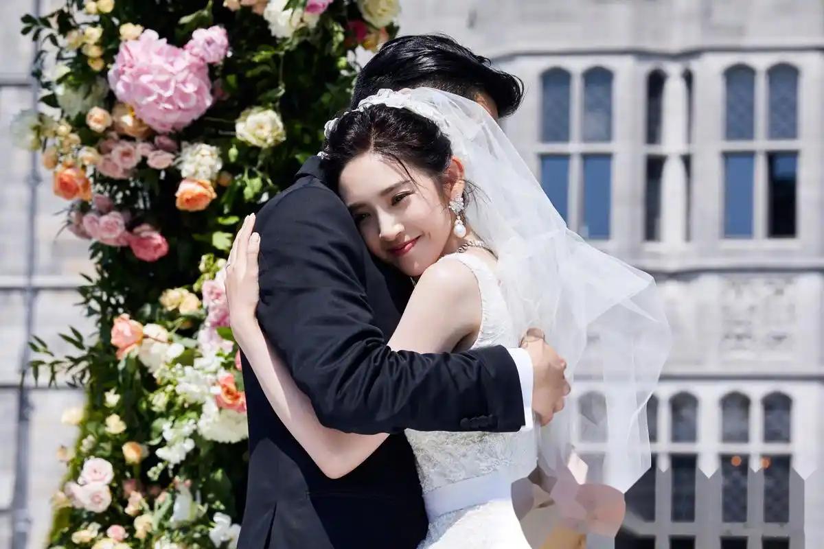 2019年，唐艺昕和张若昀大婚，伴娘是宋茜、李沁和沈梦辰。伴郎团竟然还有郭麒麟和