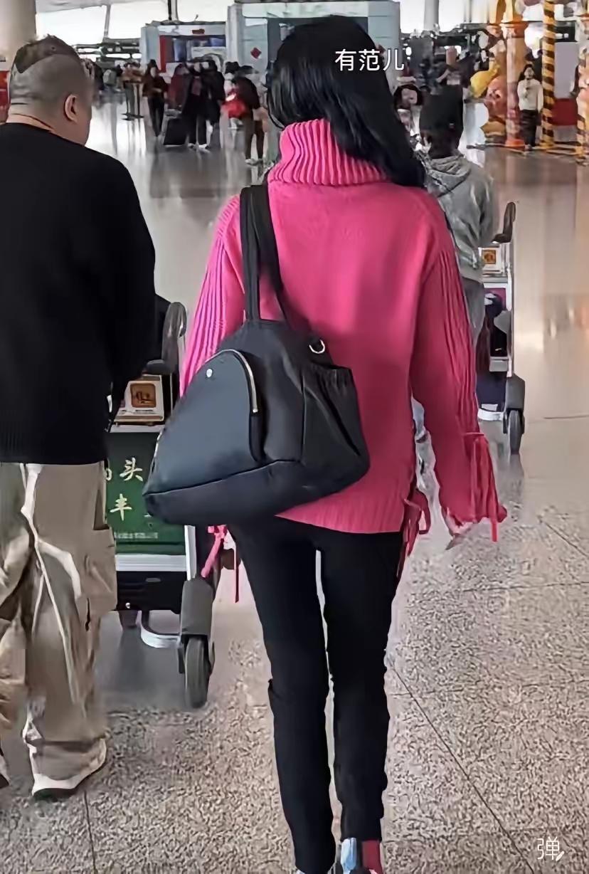 周慧敏的坚守不由得让人肃然起敬，因为周慧敏玫红色毛衣的款式就像三十多年前的。周慧