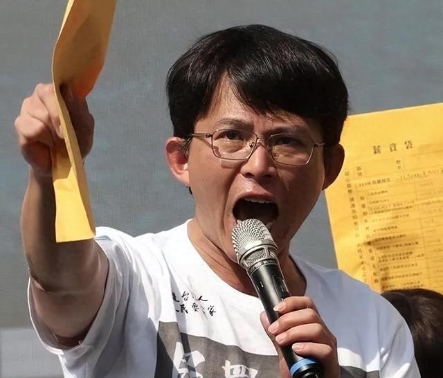台湾政坛这回可真要炸锅了！柯文哲竟然玩了这么一手，让黄国昌带头“集体辞职”。这事