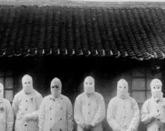 1938年，为了满足自己对女性生殖构造的好奇心，一鬼子军医让人把一女人使劲儿摁倒