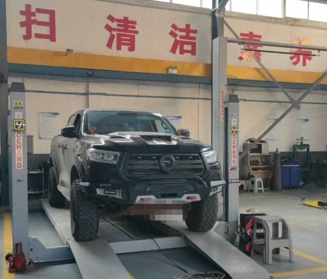 7月26日报道，陕西西安，一女子开着长城炮柴油车，到某加油站加油，她告诉加油员: