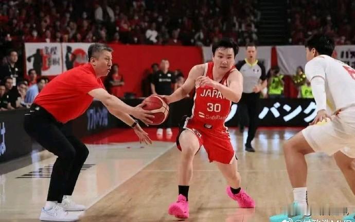 花絮！郭士强场外出手抢断富勇启生！当三位国际裁判员加入日本男篮对抗中国男篮五位