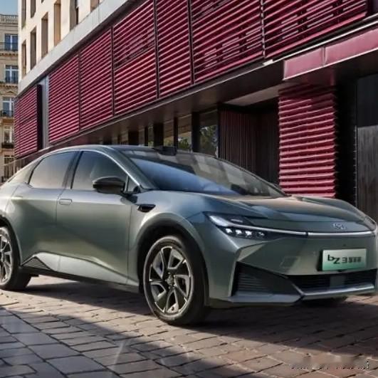 专业人士说，国内真正的车企只有8家:第一，上汽汽车，总部在上海！第二，一