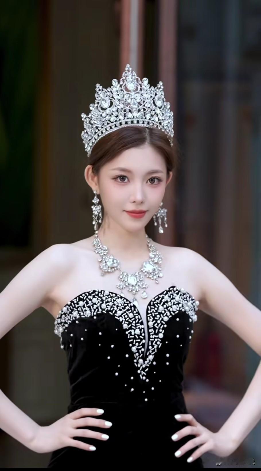 世界小姐大赛董一菲，温文尔雅的淑女气质，一举一动都透露出无与伦比的美丽，每一个眼