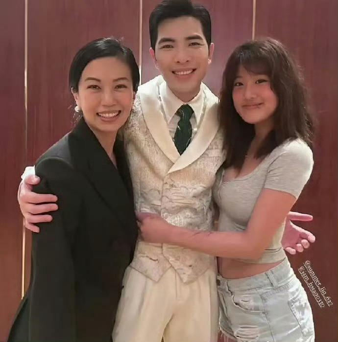 贾静雯大女儿与萧敬腾夫妻合照，像极了一家三口，只是萧敬腾紧张的手都不知道放哪了