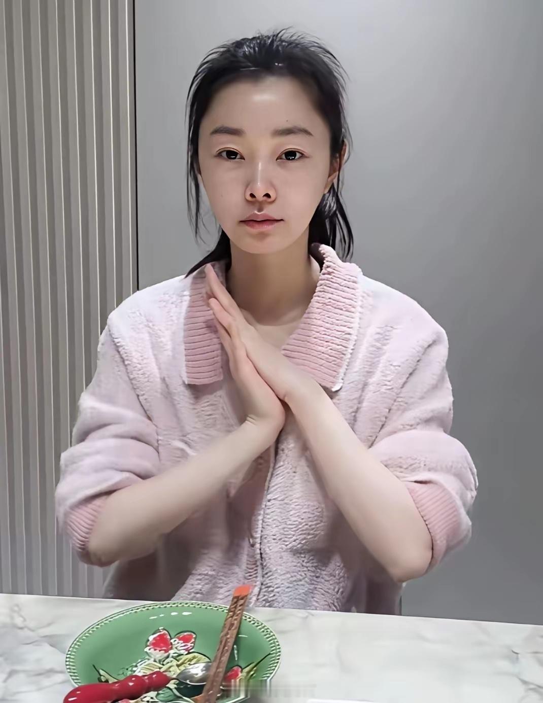 女明星就是不一样，人家素颜不化妆，依旧是大美女。