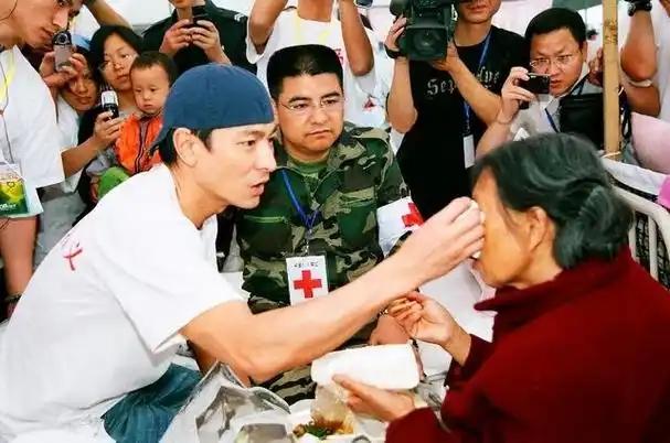 为什么刘德华能红40年？不是因为他长得帅，也不是因为他演技好，是他的人品，娱乐圈