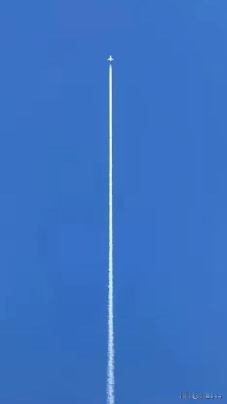 又无敌了？沈飞六代机疑似进行放油测试，全力追赶成飞！近日，沈飞六代机频繁试飞