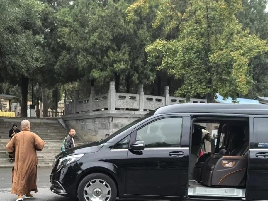 这是大和尚释永信日常代步车，车牌号码后面是888，能够要到这样车牌的，可谓非富即
