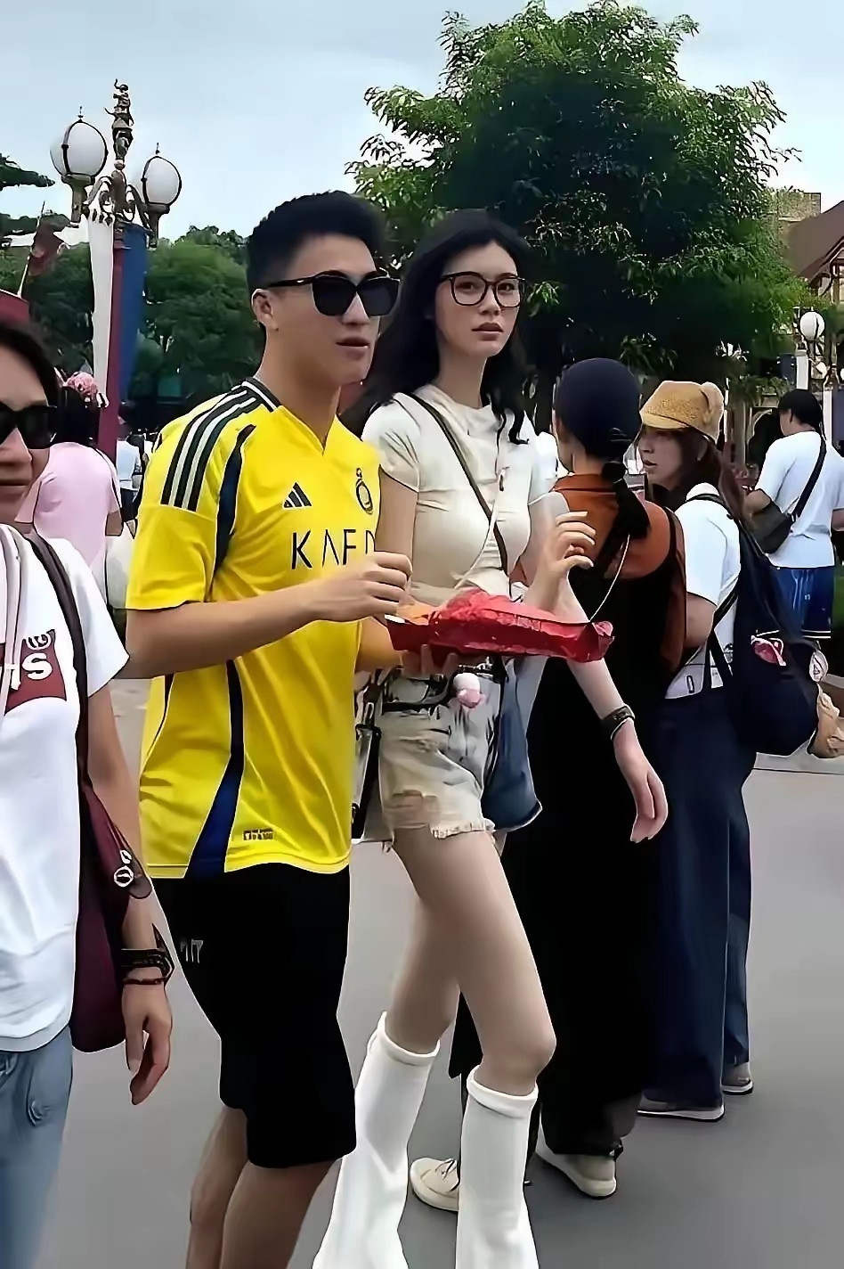奚梦瑶的命确实好上海小姑娘，家里就她一个。爸做外贸，妈当老师。3岁芭蕾，5岁钢琴