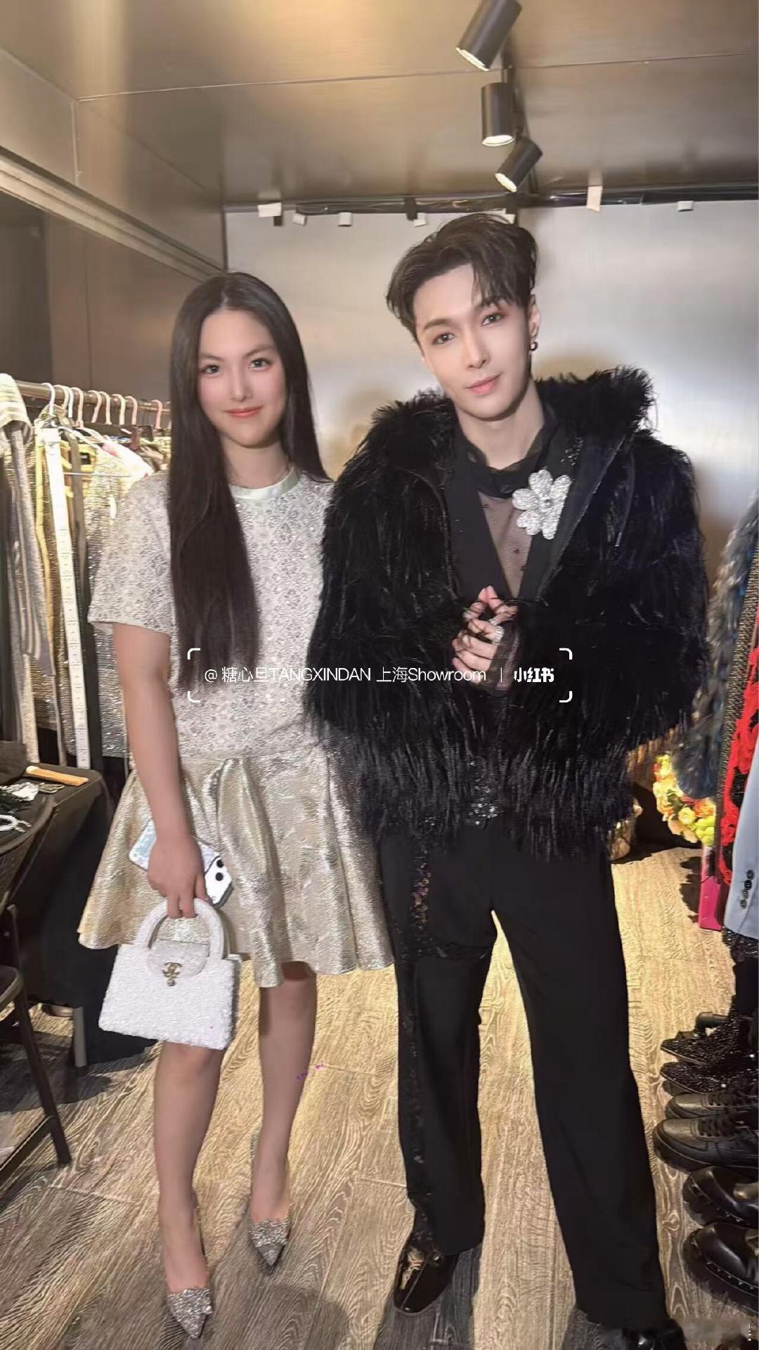 王诗龄张艺兴合照王诗龄张艺兴同框王诗龄张艺兴同框，王诗龄出落得亭亭玉立，同框真的