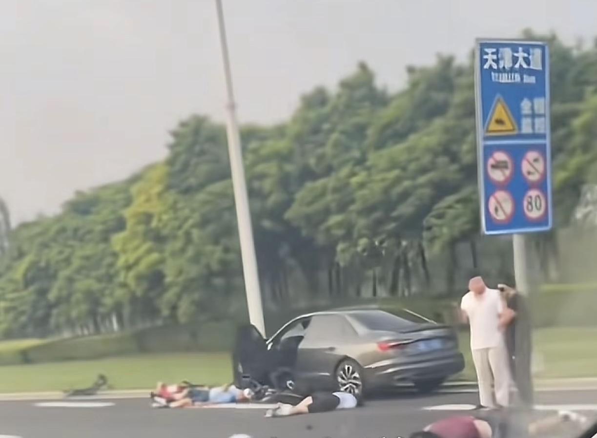 突发！奥迪车团灭骑行团，多人被创飞，现场至少4人倒在地上。7月10日7时左右，