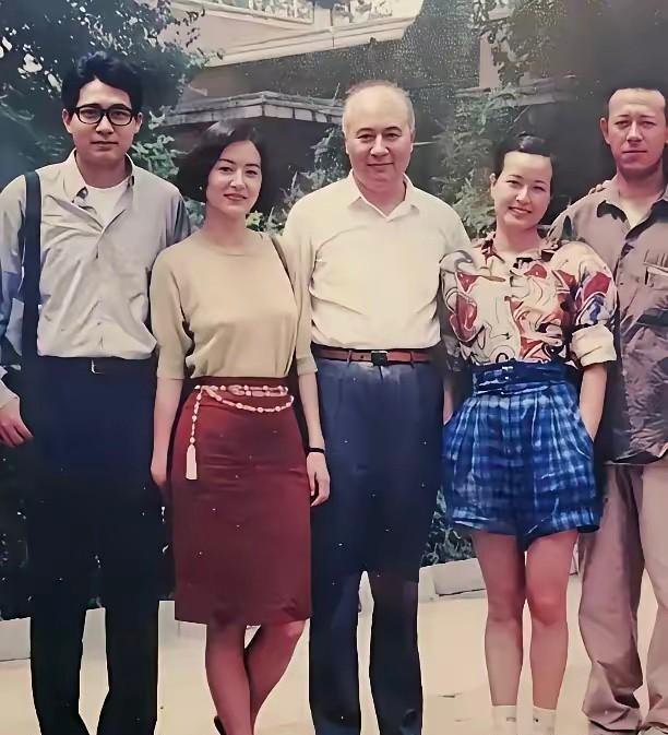 这张照片根本不是“老照片”，是半部华语电影史，直接站在了1993年的镜头前。你