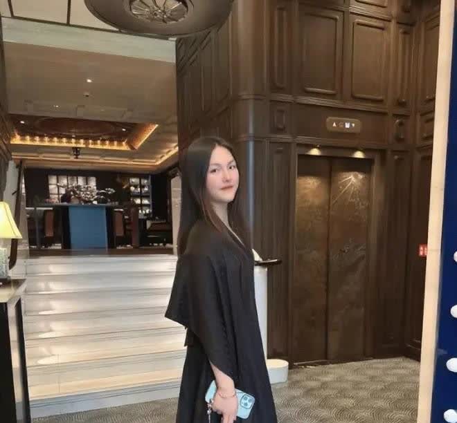王岳伦恐怕怎么也想不到，与自己离婚四年的前妻李湘，已然在英国开启了令人称羡的理想