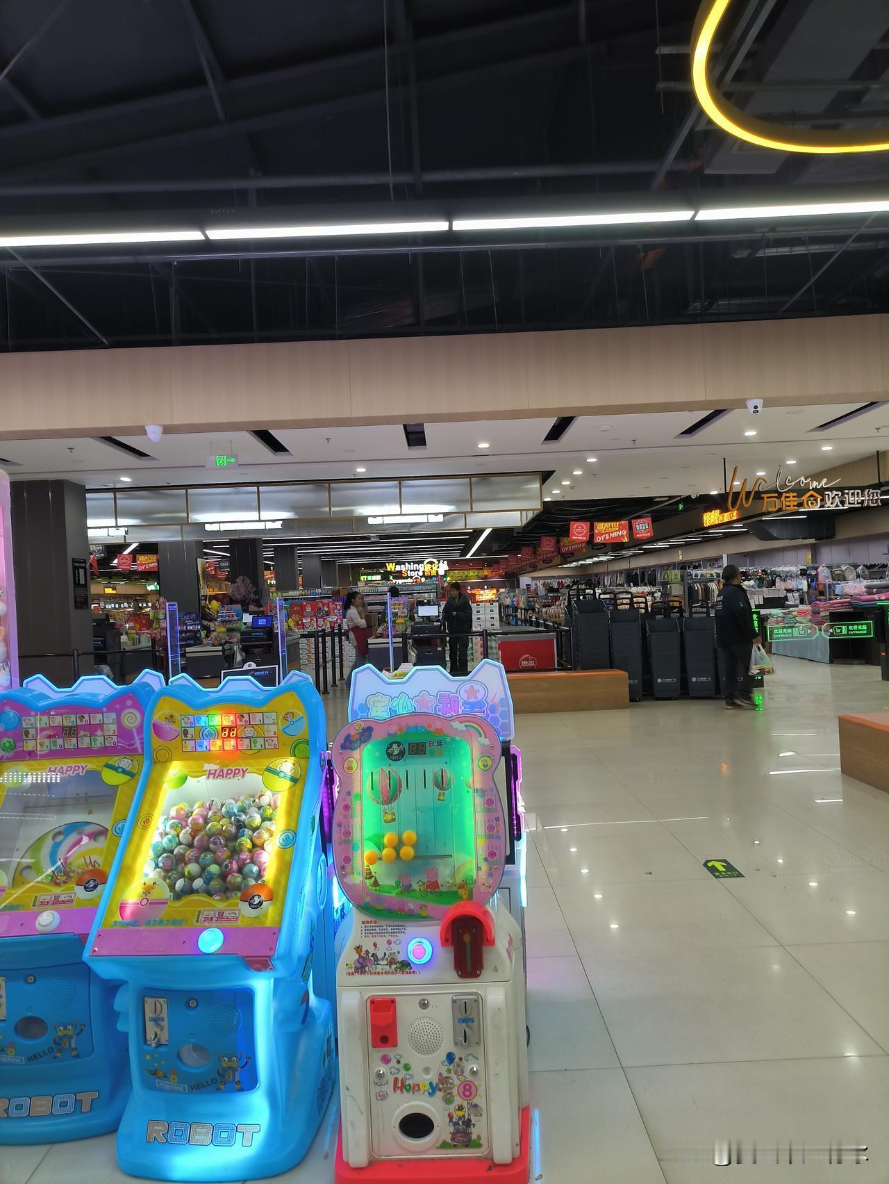 今年实体店生意惨淡包括超市，一个不大的城市，几乎天天都有关门歇业的门店，这些门店