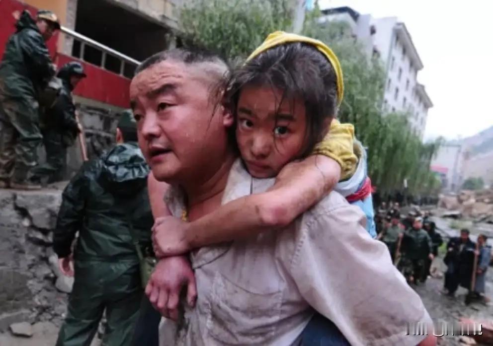 汶川地震中的父爱情歌：永不放弃的希望之光2008年汶川地震如恶魔一般袭来，那一