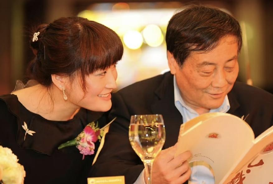 富贵养人。当年那个向爸爸宗庆后撒娇的憨萌女孩儿宗馥莉，已历练成从容优雅、干练洒