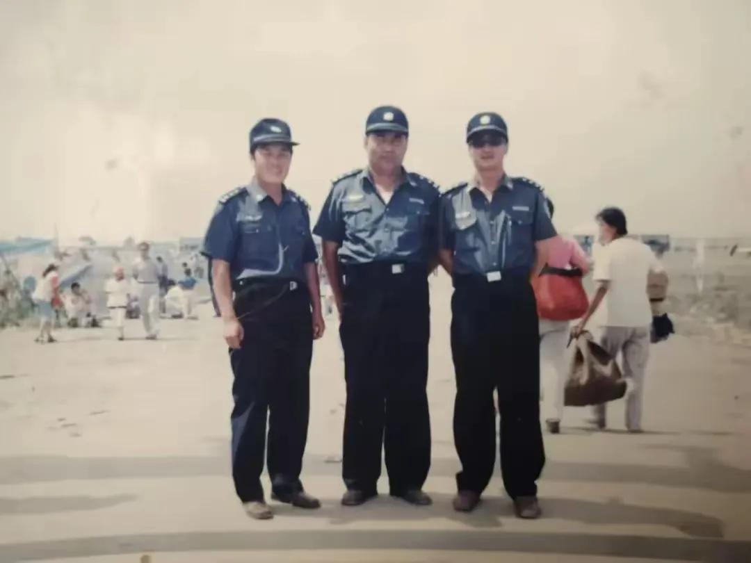 你会选择站队吗？20年前，我通过参加省考来到了另一个城市，穿上了制服。在我们支