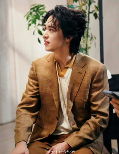 许魏洲在米兰时装周的签名现场真是太有趣了明明是一身优雅的西装造型做起事来却像