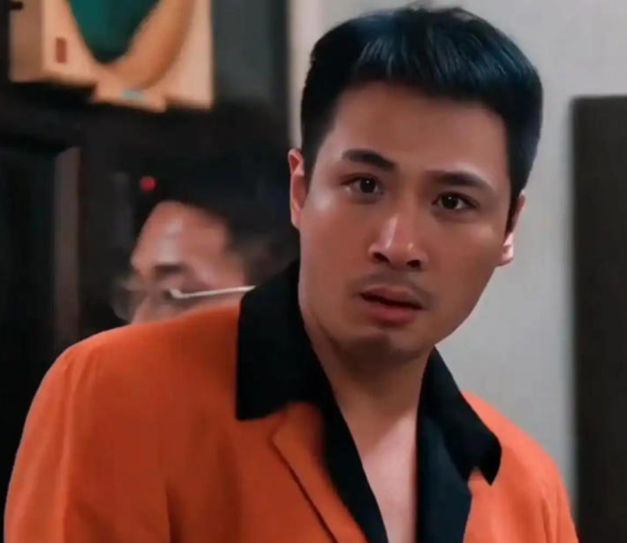 他是港片反派界的“祖师爷”,凭神经质演技把黑帮大佬演成了影史标杆;他是周润发口中