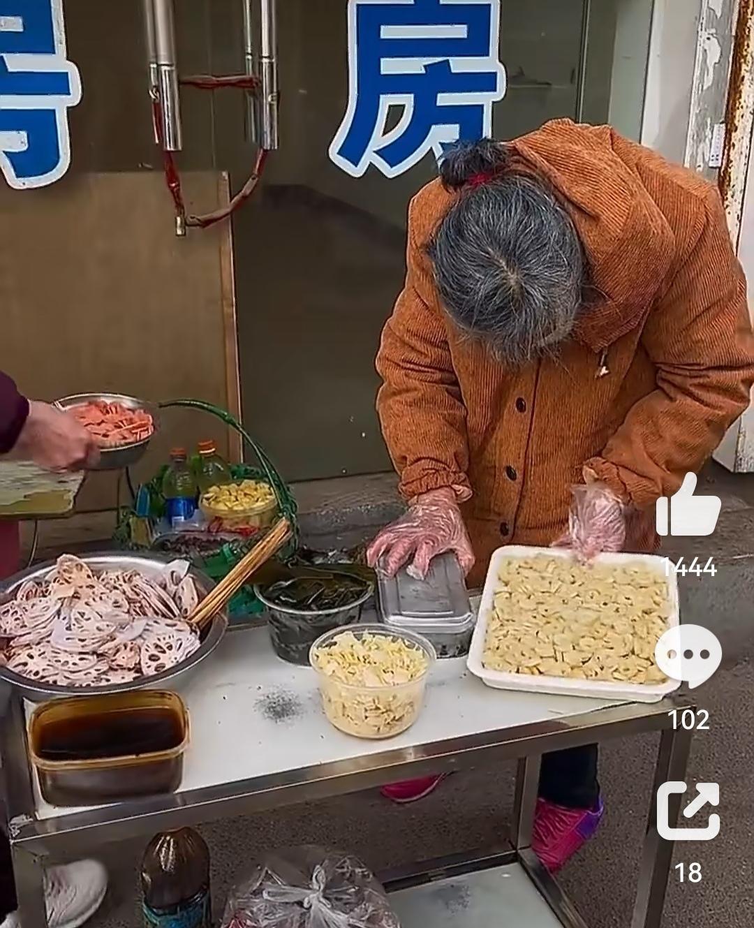 一毛钱奶奶被骂到没人买了！可一个老人守着小摊，靠手艺挣点生活费，没炒作流量，