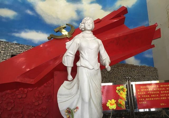 很多人都以为杨开慧是毛主席的原配夫人，他们感情真挚，婚后育有三子。杨开慧英勇就义