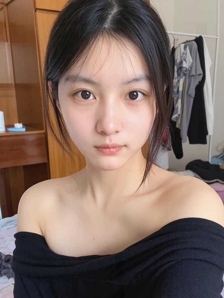 这种感觉，眼神中充满了睿智。