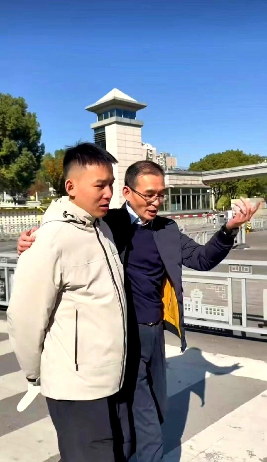 老谢带着郑琴跑南京给谢浩男过生日了？结果谢浩男见着俩人脸都僵了，笑也笑不出来