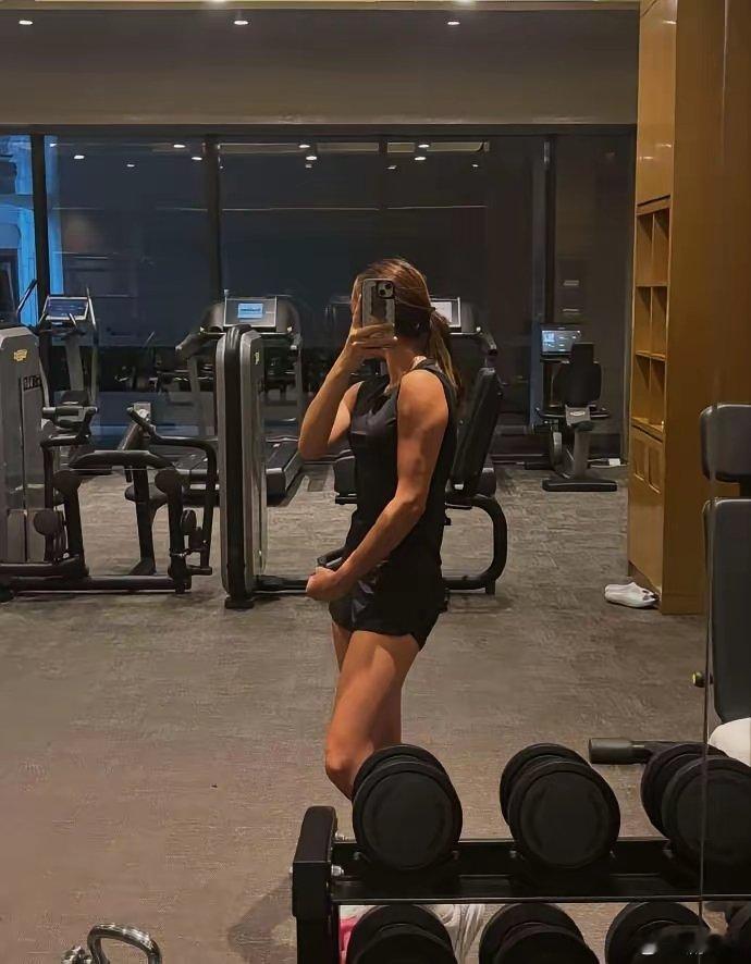 吴尊14岁女儿晒手臂肌肉neinei也太有运动天赋了吧！14岁暑假旅游照里皮
